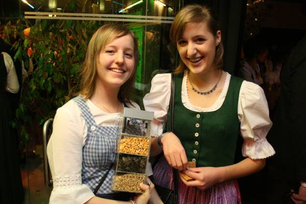 Michaela Tscher und Katharina Grager beim Bezirksball der Landjugend Wildon